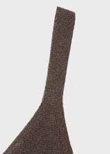 Top marrón de tejido de punto fino con lúrex, tirantes finos y escote en V.