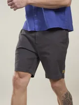 Bermuda color azul marino de corte recto.