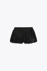 Falda pantalón corta negra de tiro medio, con cintura elastizada y detalle de tejido con volumen y pliegues. Cierre lateral con cremallera oculta.