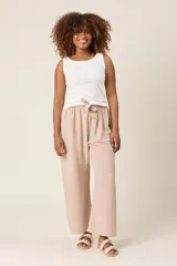 Pantalón palazzo color verde oliva, de tiro alto, con cintura elastizada y lazo ajustable.