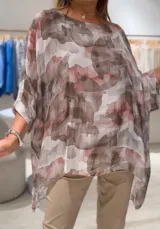 Blusa de seda italiana con estampado abstracto en tonos rosa, blanco y marrón. Tiene cuello redondo y corte asimétrico con musculosa integrada.