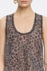 Musculosa estampada con cuello redondo y espalda deportiva.
