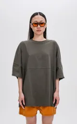Remera verde militar de manga corta con calce extra oversize y recorte en delantero y espalda.