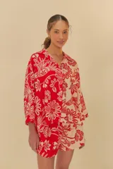 Short de cintura alta con estampado floral de guacamayos, corte recto y tejido ligero.