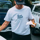Remera blanca de algodón con cuello redondo y estampado frontal con el logo de la marca y cinco estrellas.