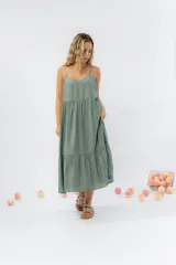 Vestido largo negro de gasa de algodón con breteles finos y escote en V.