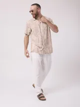 Pantalón de vestir blanco, de corte recto, con cintura elástica tipo jogger y bolsillos laterales.