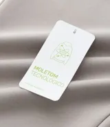 Pantalón deportivo de hombre color beige, liso, con ajuste elástico en la cintura y bolsillos laterales.