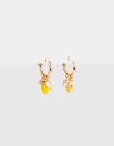 Aros dorados tipo argolla con dijes colgantes de limón amarillo, hoja y flor.