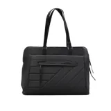 Bolso tipo tote negro con diseño acolchado en diagonal en el frente y cierre superior. Tiene doble asa corta de charol y un bolsillo externo con cierre.