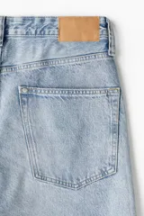 Bermuda de denim celeste, de corte recto y largo hasta la rodilla.
