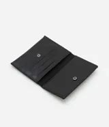 Billetera negra de poliuretano liso con placa triangular metálica con el logo de la marca.