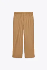 Pantalón jogger wide leg color crudo, confeccionado en hilatura con lino. Tiro medio, cintura elástica ajustable con cordones, bolsillos laterales ocultos en costura y pierna ancha.