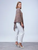 Poncho de tejido suave, color crudo con hilos multicolores que generan un efecto jaspeado en tonos pastel (rosa, celeste, lila). Presenta un diseño asimétrico con cuello redondo y terminación en flecos largos en el ruedo.