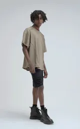 Remera manga corta color verde militar con cuello redondo y calce regular con recorte en espalda, realizada en algodón premium muy suave al tacto.