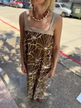 Vestido largo estampado en tonos marrones y beige, con escote cuadrado y tirantes anchos en ecocuero beige.