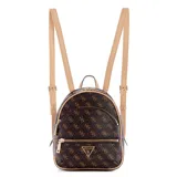 Mochila pequeña Guess Manhattan, color marrón con estampado del logo de la marca en tonos dorados. Tiene correas ajustables color beige y cierre con cremallera dorada.