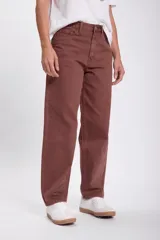 Pantalón de jean marrón de corte recto.