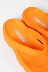 Sandalia tipo ojota color naranja con plataforma track.