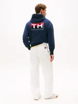 Pantalón chino blanco de algodón, corte recto, con cierre de cremallera y botón, bolsillos laterales ribeteados y bolsillos traseros de ojal.