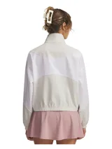 Campera deportiva Under Armour Rival Woven para mujer, color lila y blanco, con cierre frontal, cuello alto y logo bordado en el pecho.