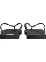 Ojotas negras Calvin Klein Jeans con logo CK en la planta y nombre de la marca en la tira.