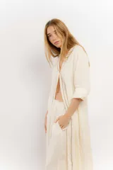 Túnica celeste de lino con bordados en el frente y mangas largas.