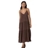 Vestido marrón de tirantes finos, corte midi y diseño escalonado.