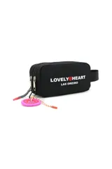 Neceser negro con correa ajustable, cierre superior y estampado frontal con el logo de la marca Las Oreiro y la frase "Follow your heart".