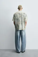 Pantalón de jean celeste con lavado gastado, corte holgado y roturas en ambas piernas.