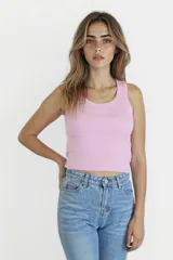 Musculosa corta de algodón color rosa claro, con cuello redondo y sisas anchas.