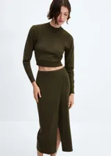 Falda midi color verde musgo de tejido de punto fino, con diseño cruzado, tiro alto, corte recto, cintura elástica y abertura lateral.