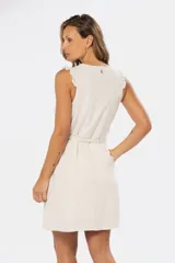Vestido corto color beige de lino con escote en V, sin mangas, con botones frontales y cinturón de lazo.