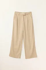 Pantalón de vestir de lino color beige, de corte ancho y tiro alto.