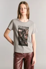 Remera gris de algodón con estampa rectangular de un caballo salvaje y la palabra 'Powerful' en la parte superior.