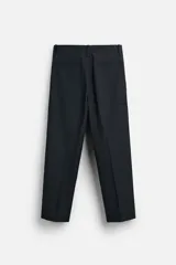 Pantalón de vestir azul marino, de corte recto, con bolsillos laterales y traseros. Incluye un bolsillo tipo cargo en la pierna izquierda. Se ajusta a la cintura con cinturón de cuero marrón.