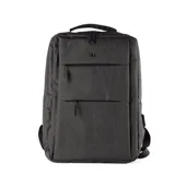Mochila negra de poliuretano con acceso por cierre. Tiene dos bolsillos internos, cinco bolsillos externos y herrajes plateados.