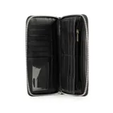 Billetera de cuero negro con cierre de cremallera y correa de mano extraíble. Logotipo XL grabado en la parte frontal inferior.