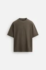 Camiseta color marrón con cuello redondo y mangas cortas, corte cuadrado y efecto lavado.