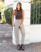 Botinetas de cuero color chocolate, con diseño de textura tipo reptil en el empeine y laterales. Presentan un taco cuadrado de altura media, suela de goma negra y cierre lateral para mayor comodidad.