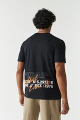 Remera color arena con estampado pequeño en el pecho.