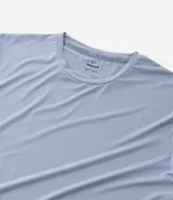 Remera masculina de manga corta y cuello redondo, color celeste claro, con un pequeño logo bordado en el pecho.