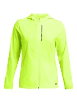 Campera deportiva Under Armour Outrun The Storm color lila, con capucha, cierre frontal completo, mangas largas con puños elásticos y logo en el pecho.