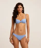 Bikini de microfibra rayada, compuesto por un corpiño con aro y breteles con detalle de cuentas y una bombacha básica con efecto levanta pompis.