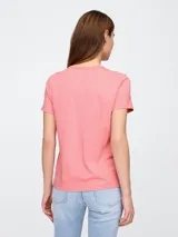 Remera de mujer color rosa pálido, de manga corta y cuello redondo.