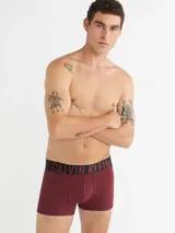 Pack de tres bóxers trunk Calvin Klein, con cintura elástica negra con el logo de la marca en azul, blanco y rojo.