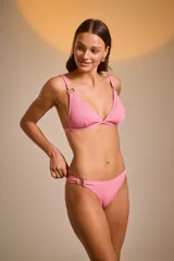Top de bikini rosado con textura arrugada y detalles de aros dorados en los tirantes y en la bombacha.