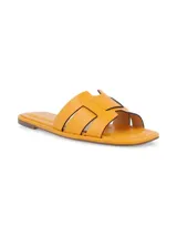 Sandalia chatita color beige con tiras anchas entrecruzadas en el empeine.