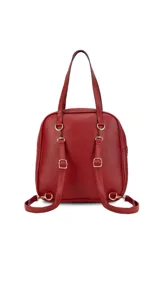 Mochila color marrón con doble asa de mano y correas traseras regulables. Presenta un bolsillo frontal con cierre y compartimento interno para iPad.
