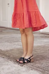 Sandalias de cuero color verde agua y blanco, con taco de madera de 6cm y hebilla dorada.